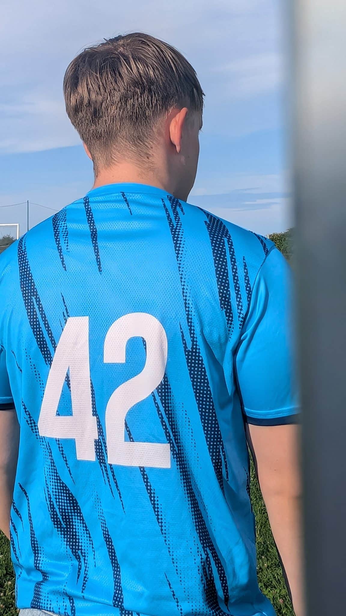 Mannequin portant un maillot personnalisé bleu numéro 42