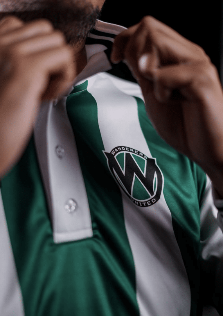 Détail d’un maillot personnalisé avec blason de club