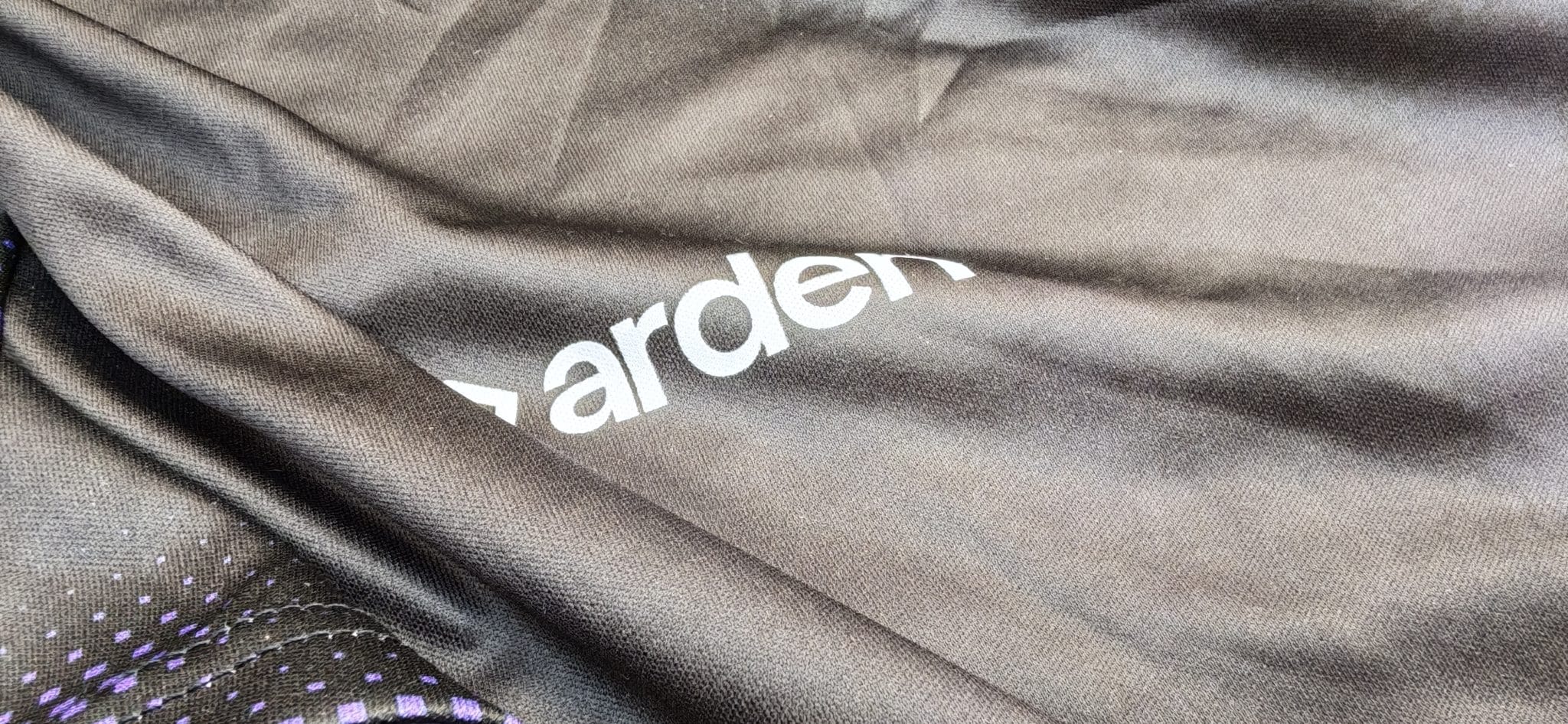 Gros plan sur le tissu technique d’un maillot ArdenSport