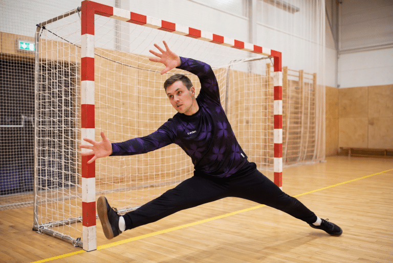 Gardien portant un maillot de handball personnalisé bleu ArdenSport