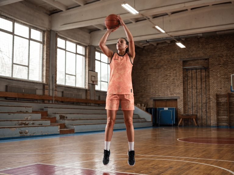 Joueuse portant un maillot de basket-ball personnalisé ArdenSport