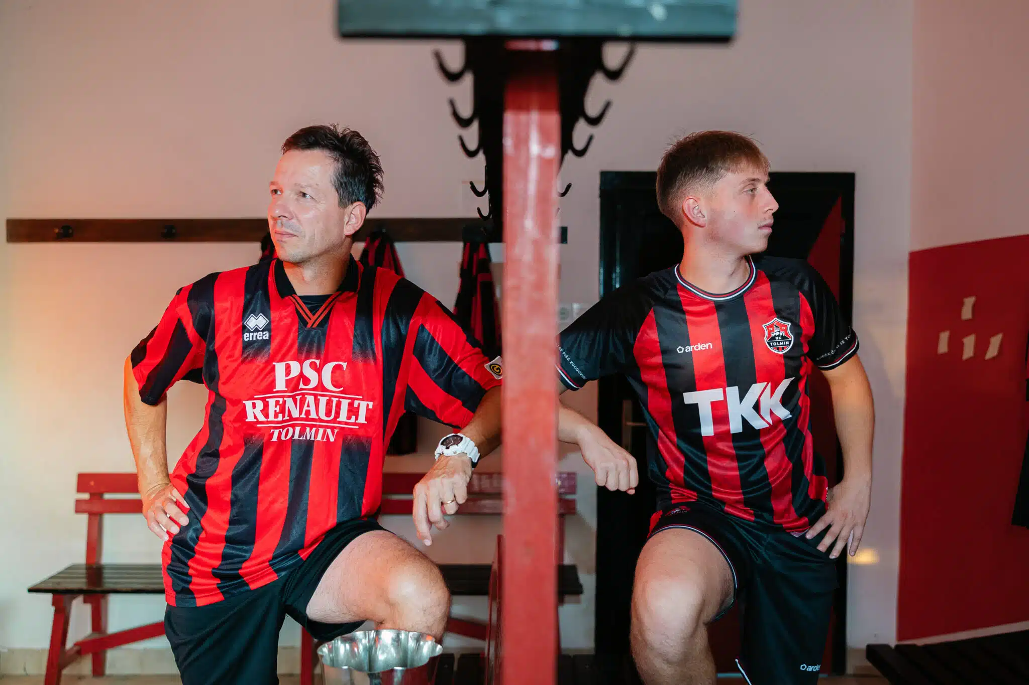 Joueurs du NK Tolmin portant des maillots de football personnalisés ArdenSport