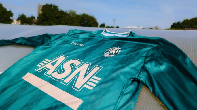 Maillot vert personnalisé AS Noiretable pour leurs 90 ans par ArdenSport – vue extérieure